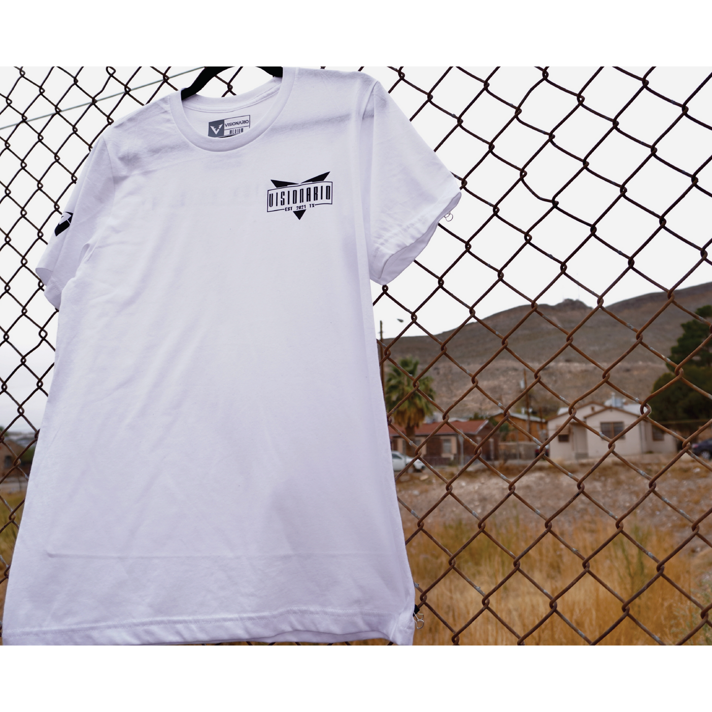 SOLID WHITE BLEND TEE WITH BLACK DESIGN "NO RISK. NO STORY." & "VISIONARIO" EMBLEM ON LEFT POCKET.