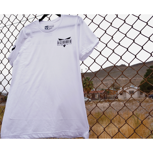 SOLID WHITE BLEND TEE WITH BLACK DESIGN "NO RISK. NO STORY." & "VISIONARIO" EMBLEM ON LEFT POCKET.